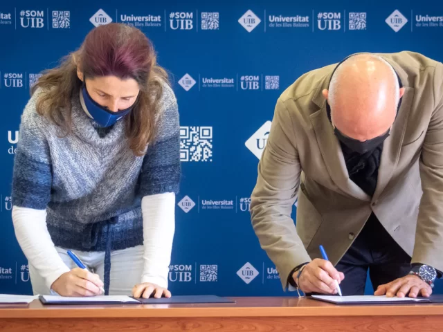 Firma del convenio entre 3digits y la UIB